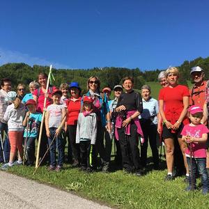 Ein regionaler Frauenpilgertag führt eine große Gruppe Frauen u.a. auf den Heiligenstein.