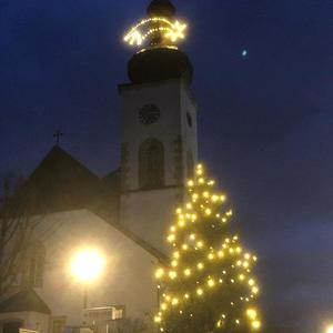 In der Weihnachtszeit ist der Weihnachtsstern vom Kirchturm weithin sichtbar.