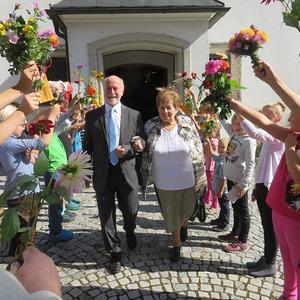 Wenn der Diakon und die Mini-Chefin Goldene Hochzeit feiern, gratulieren auch die MinistrantInnen.