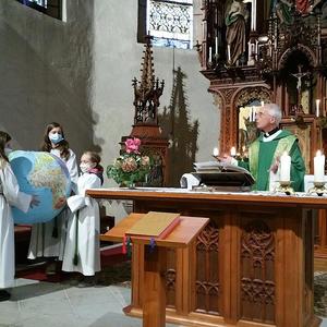 Am Sonntag der Weltkirche wurde eine große Erdkugel in die Kirche getragen. Darauf müssen wir achten.