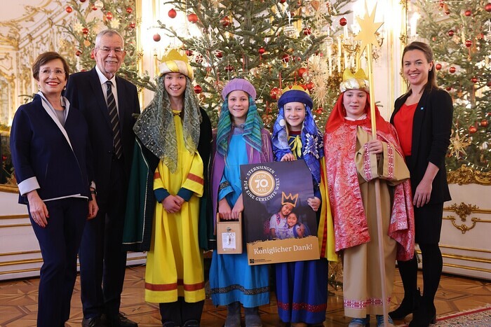 Sternsingerinnen aus Ottensheim beim Bundespräsidenten Alexander Van der Bellen und seiner Ehefrau Doris Schmidauer