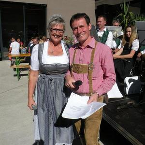Das Pfarrfest ist alle 2 Jahre ein Höhepunkt. Gerda und Andreas moderieren hier durch das Programm.